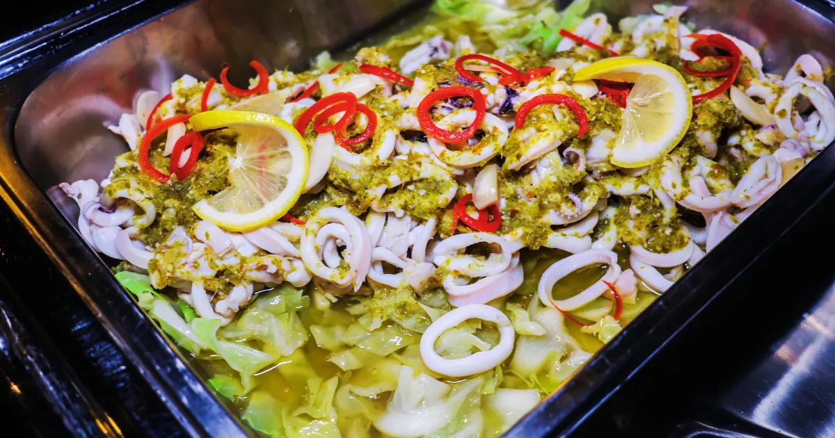 หมึกนึ่งมะนาวเสิร์ฟไม่อั้นบนเรือดินเนอร์ The Planet Cruise